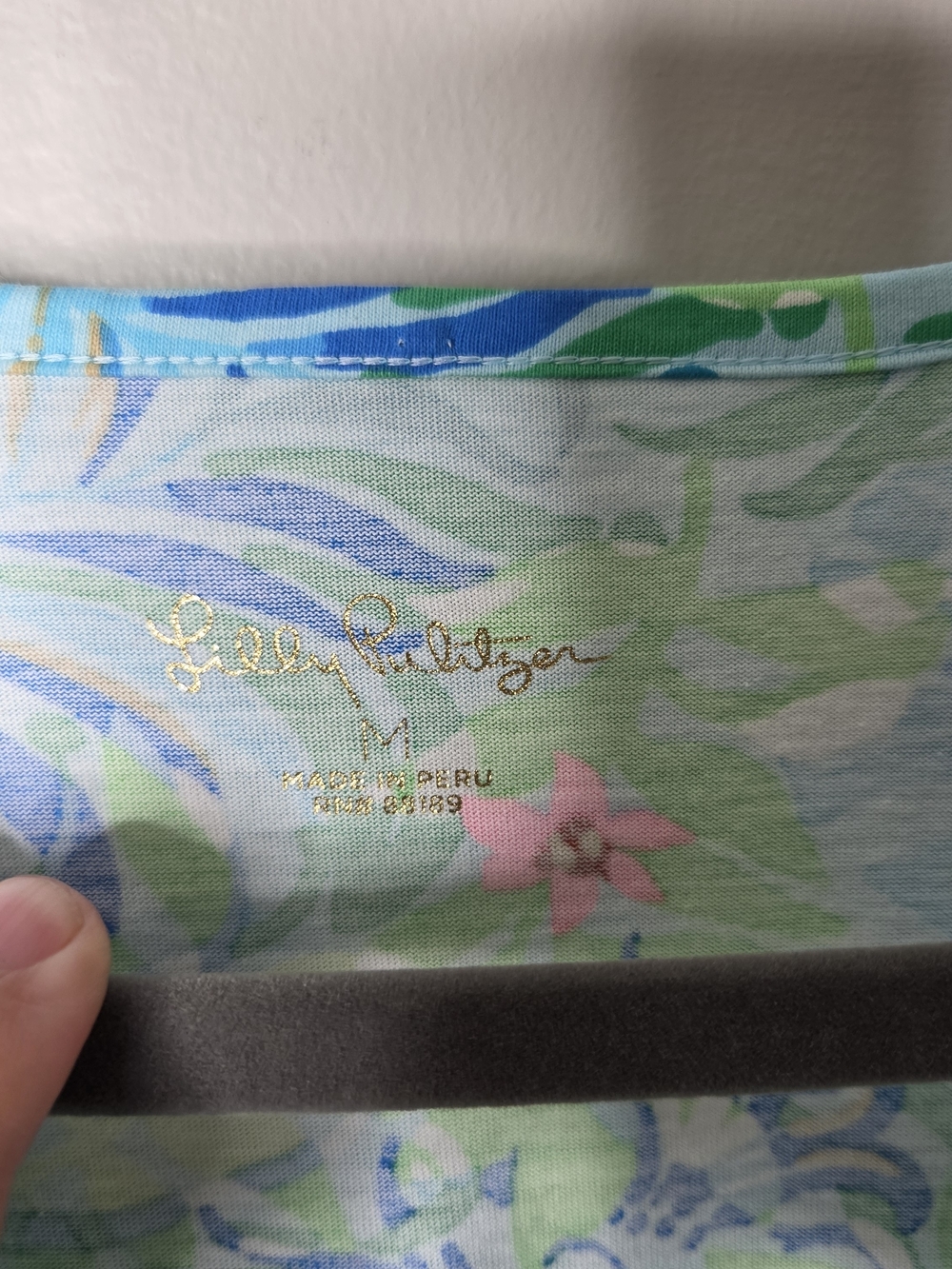 Lilly Pulitzer Etta Short Sleeve V-neck Tshirt Tropical Blue & Green Print - Picture 2 of 8